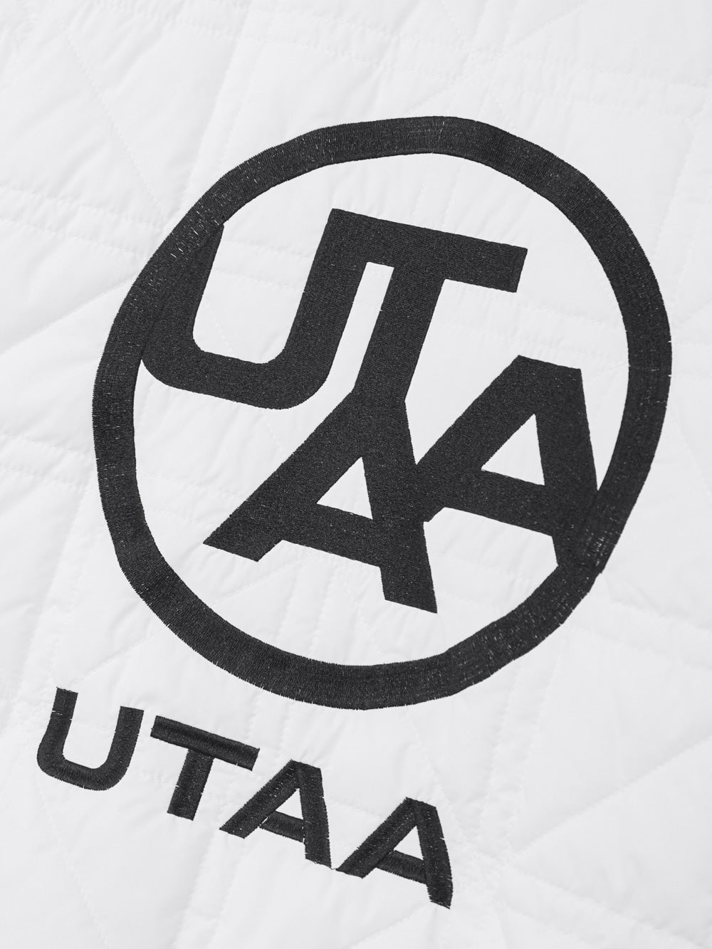 UTAA クロスキルティングエンブレムパディングジャンパー ホワイト:レディース