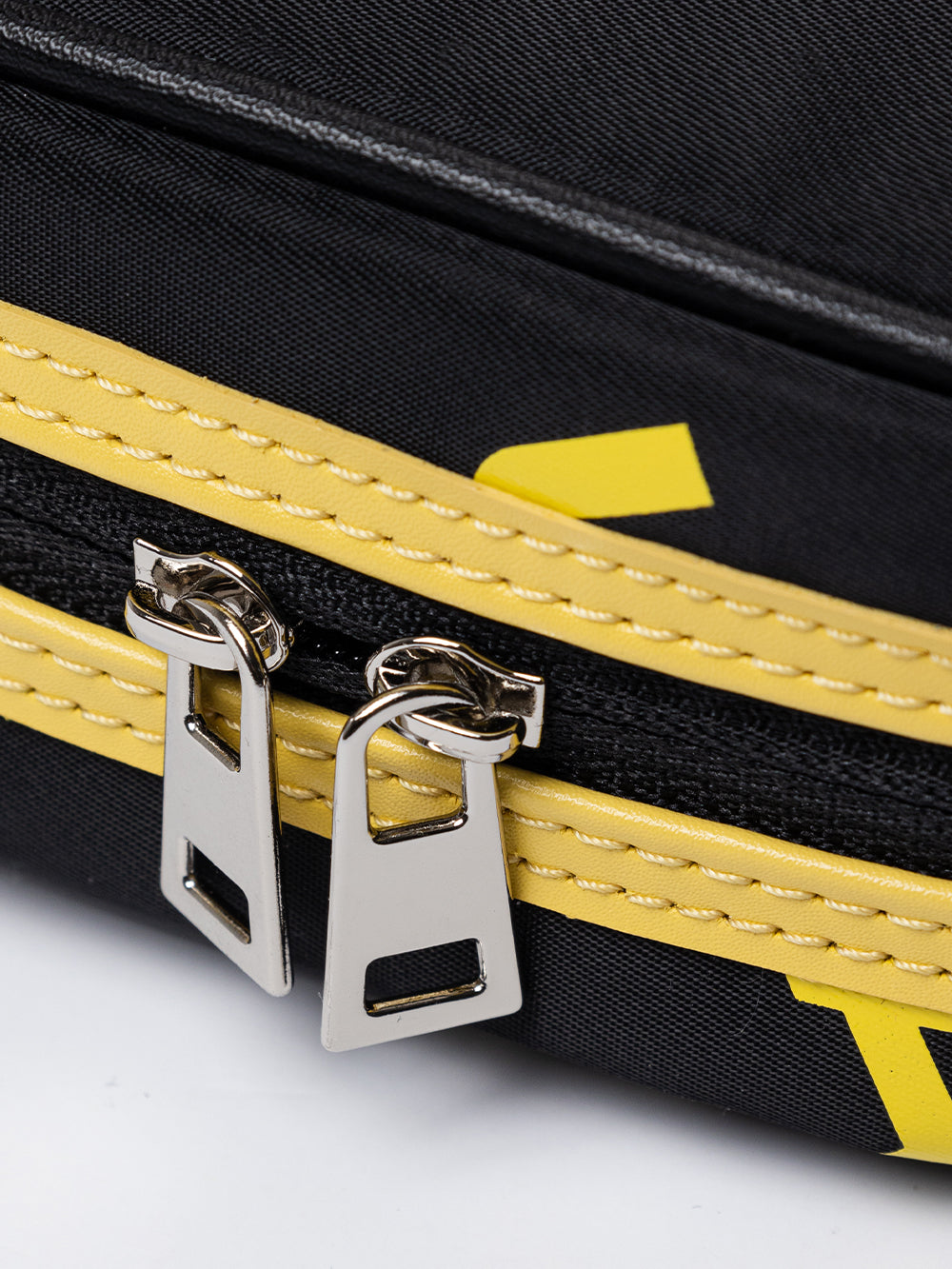 ユタ ロゴウェーブボールポーチ