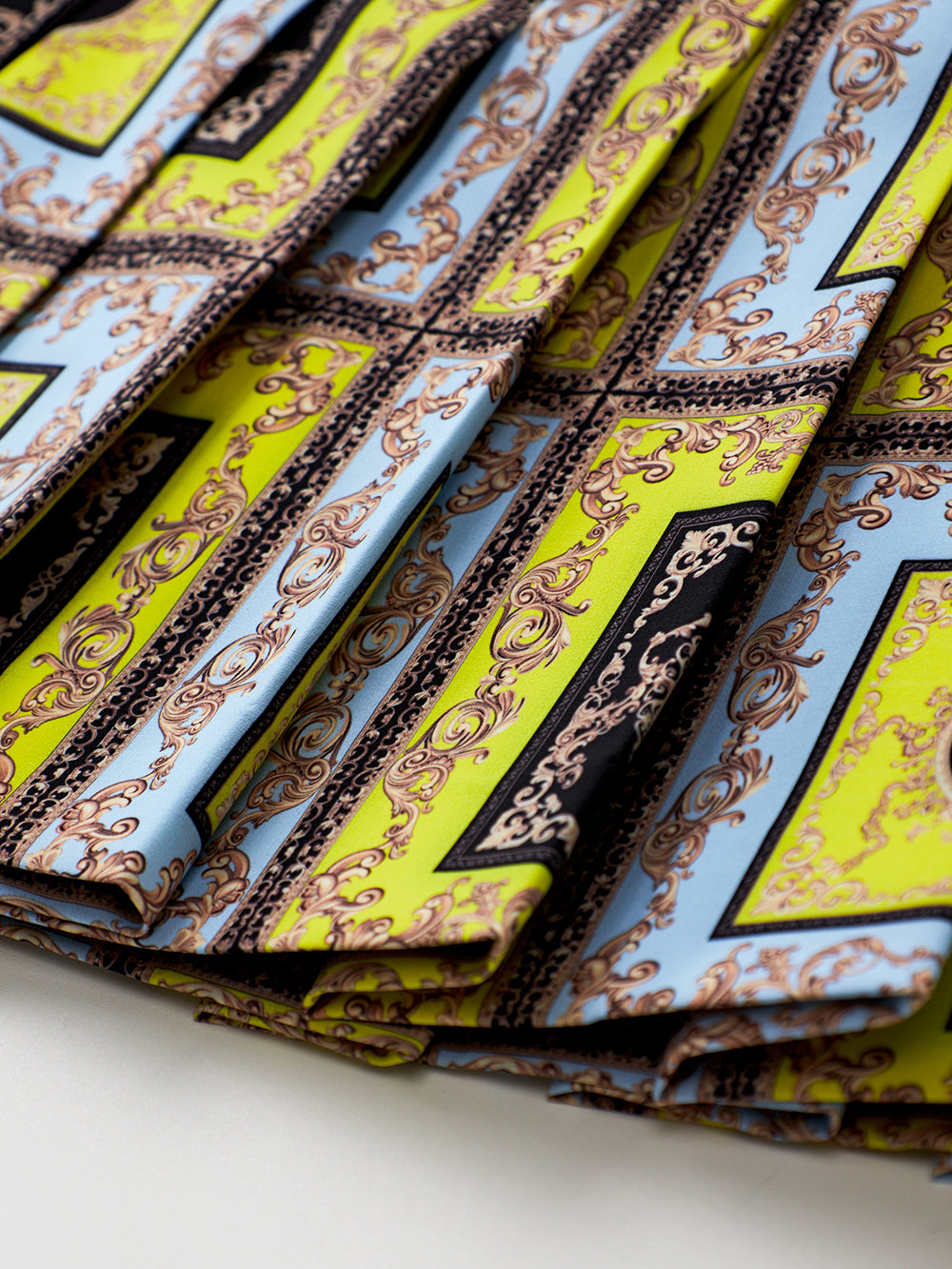 ユタ ネオンバロックフレアスカート