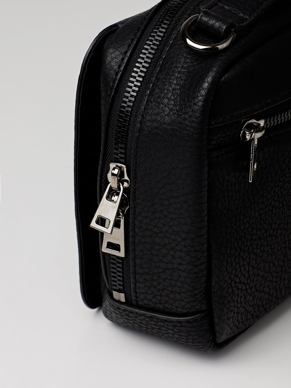 ユタ フィギュアロゴストラップポーチバッグ