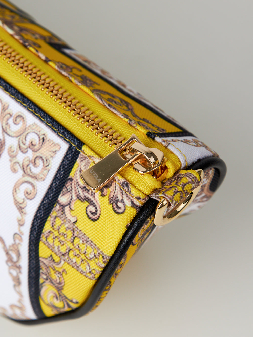 ユタ ネオンバロックハーフムーンクロスバッグ