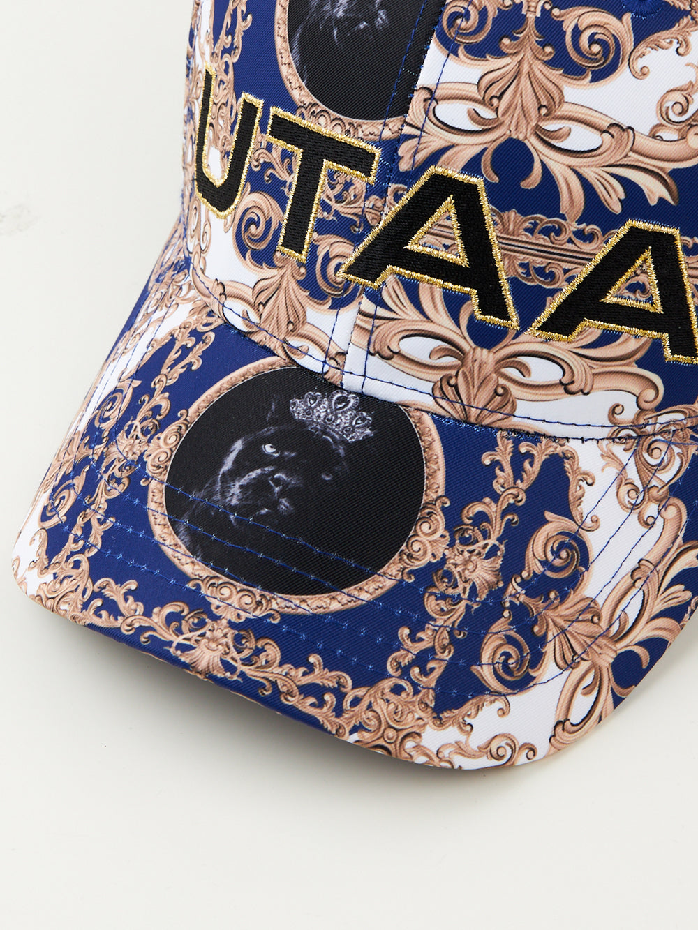 UTAA バロックゴールデンストロークロゴキャップ