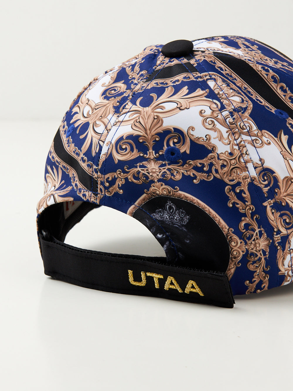 UTAA バロックゴールデンストロークロゴキャップ