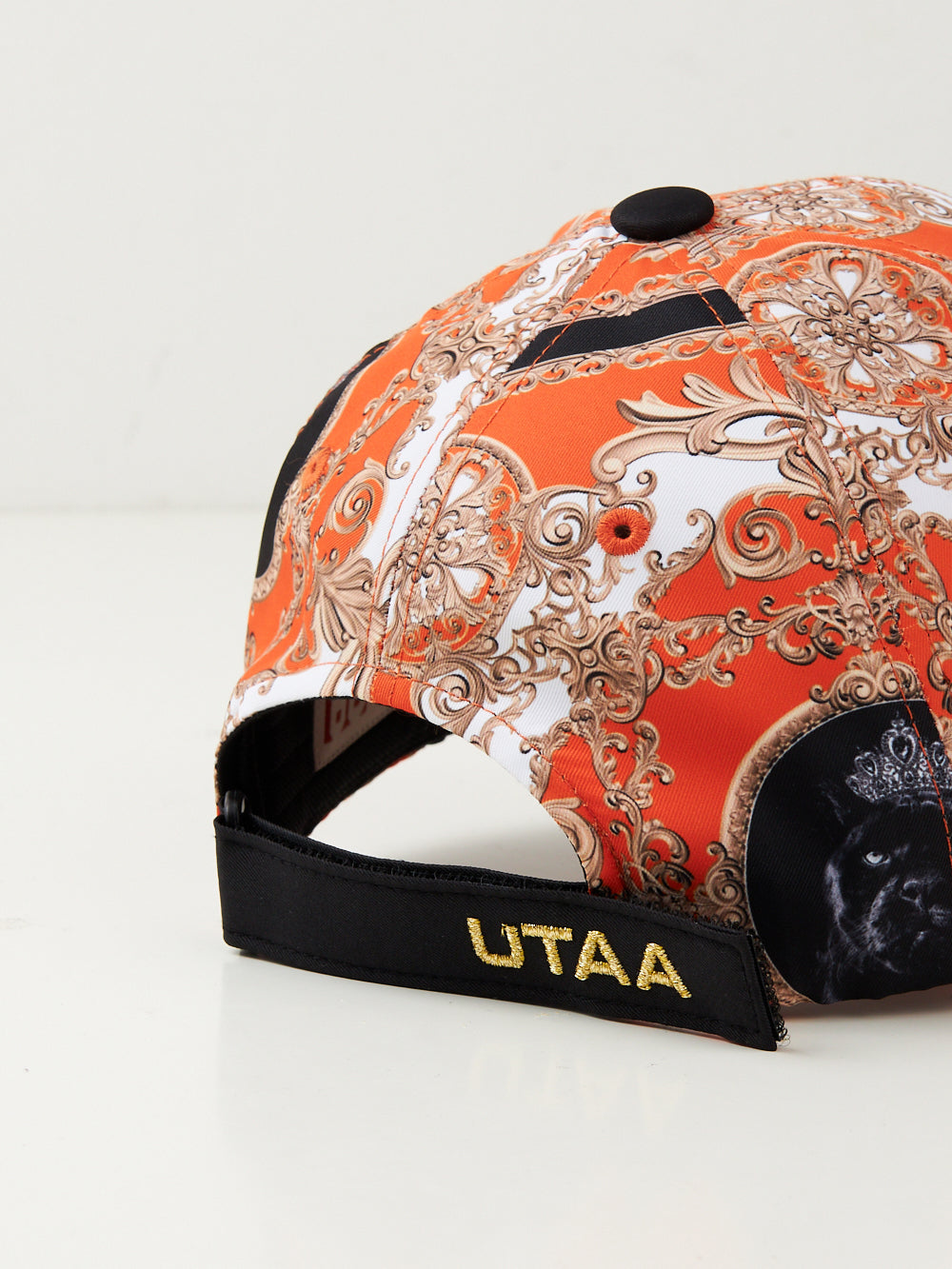 UTAA バロックゴールデンストロークロゴキャップ
