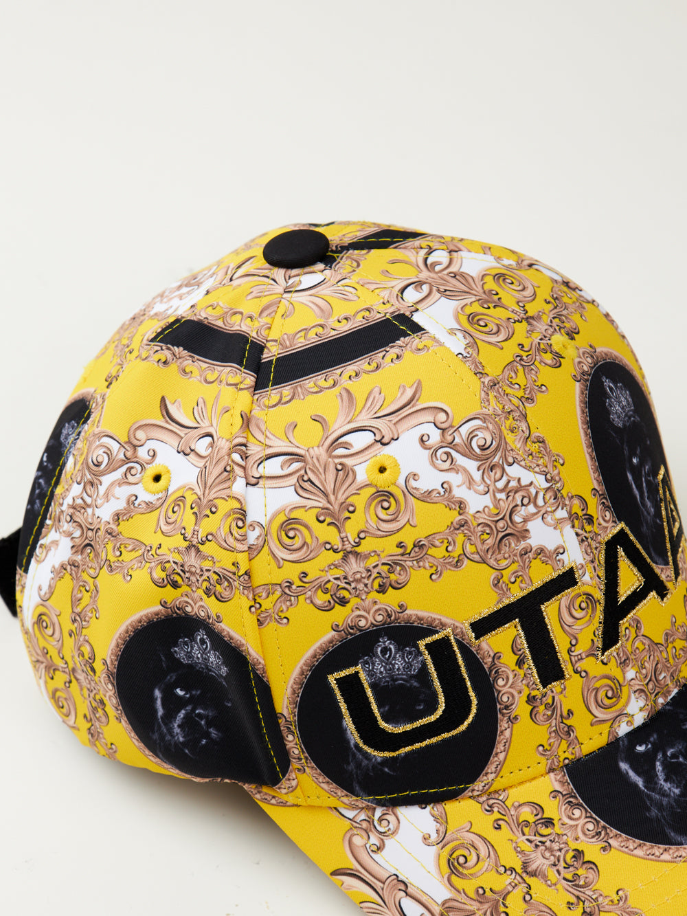 UTAA バロックゴールデンストロークロゴキャップ