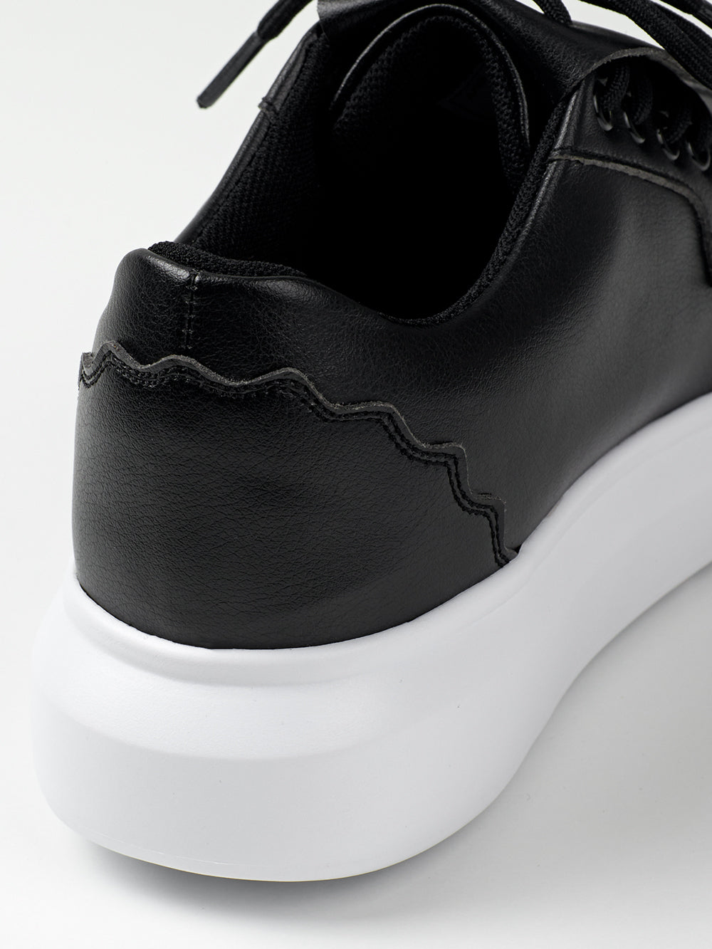 ユタ ダービーキルティーゴルフスニーカー (女性用)