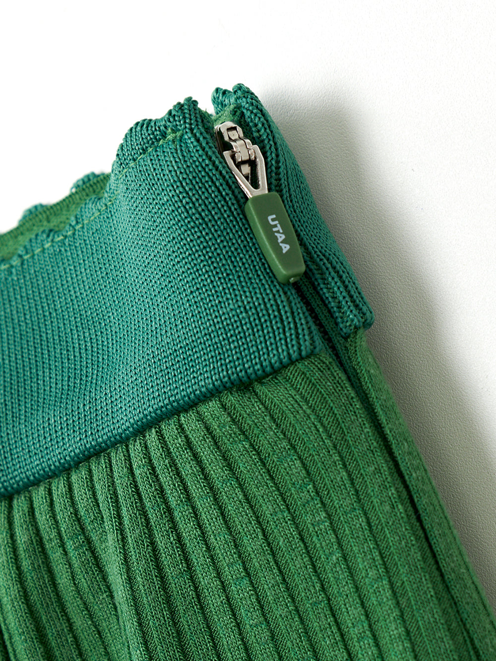 ユタ ドゥカットピンキングフレアスカート