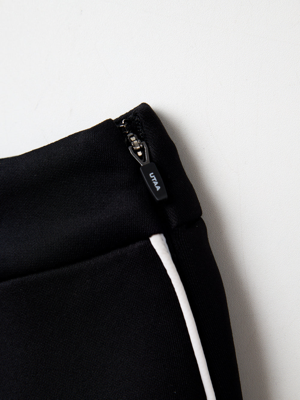 UTAA NeonバロックNeopreneフレアスカート ブラック : Women's
