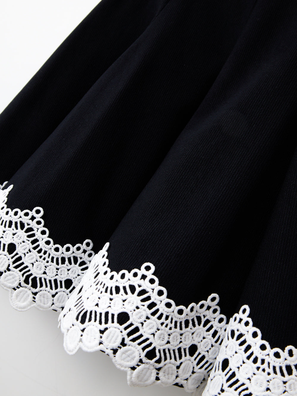 UTAA パンチングレースフレアスカート ブラック : Women's