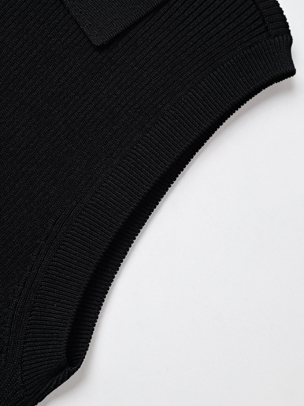 UTAA ドュカットゴールドシンボルニットスリーブネス ブラック : Women's
