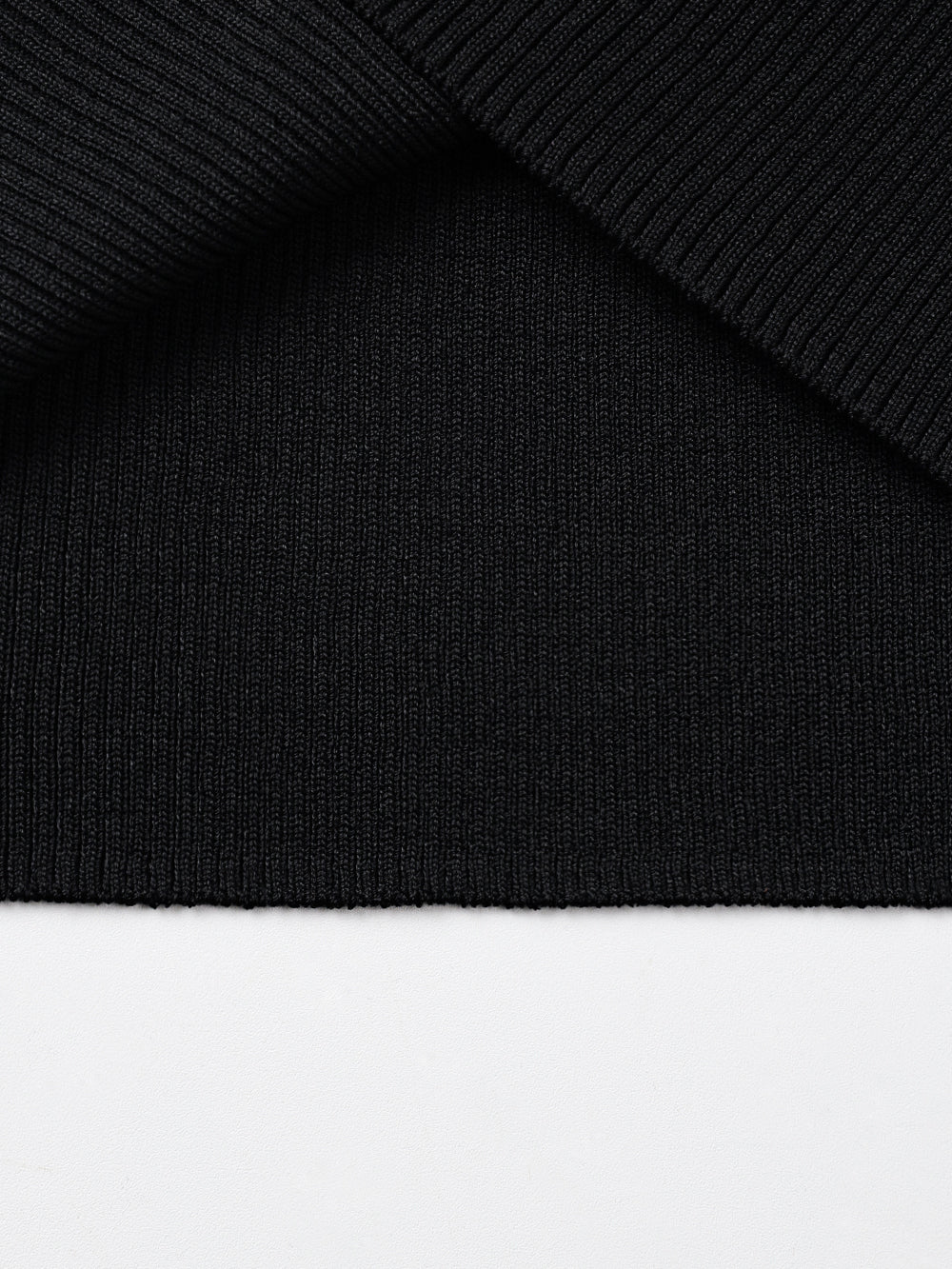 UTAA ドュカットゴールドシンボルニットスリーブネス ブラック : Women's