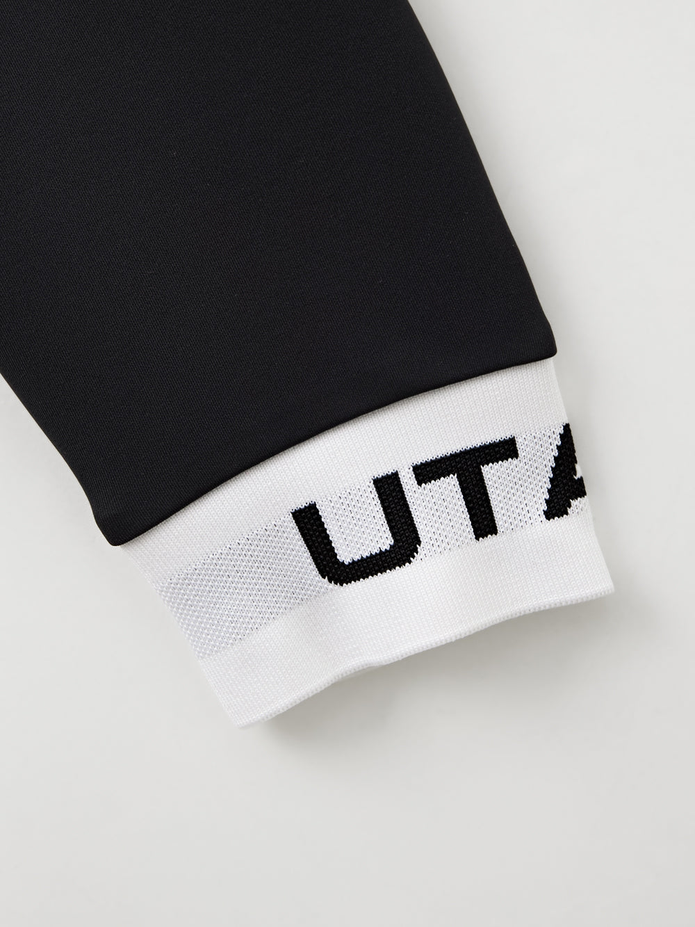 UTAA LetteringTapeNeoprenePKスリーブ ブラック : Women's