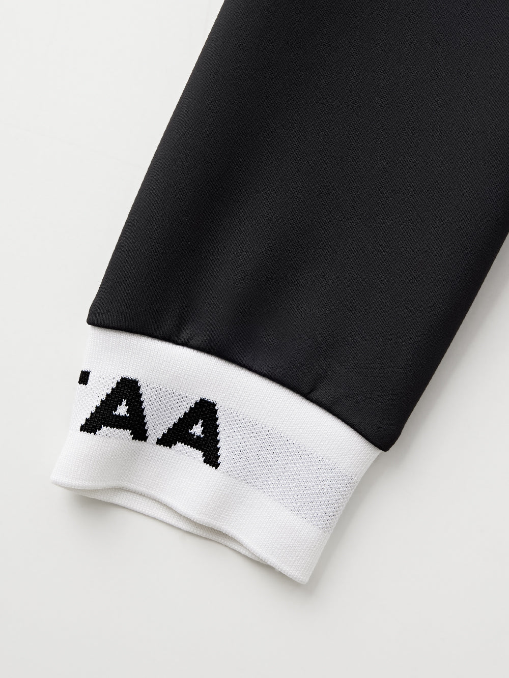 UTAA LetteringTapeNeoprenePKスリーブ ブラック : Women's