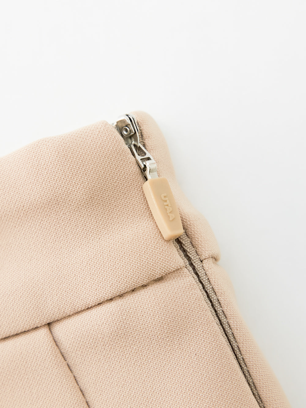 UTAA ギルトSealingコンタープリーツスカート ベージュ : Women's