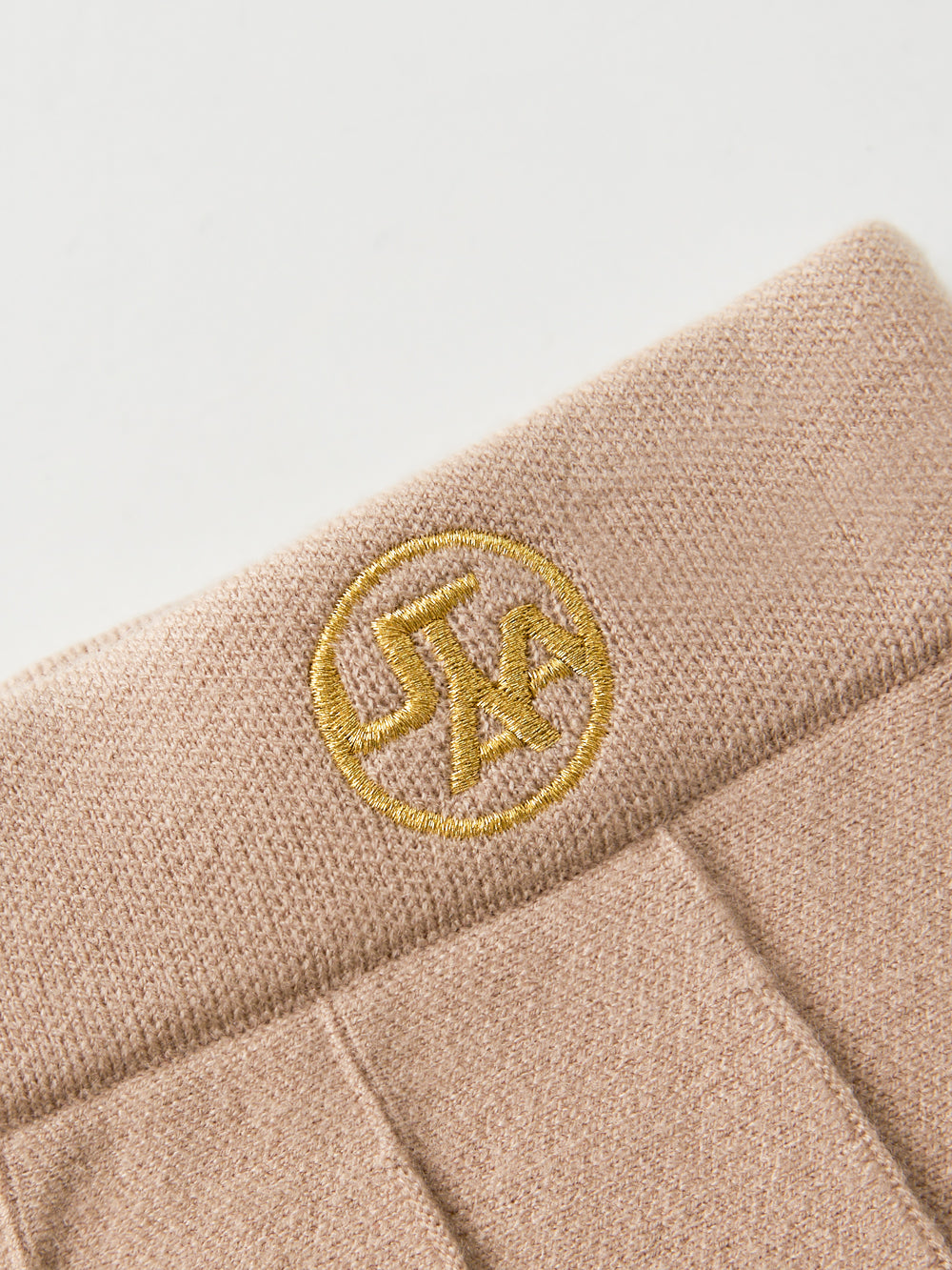 UTAA ギルトロゴAdelクラシックプリーツスカート ベージュ : Women's