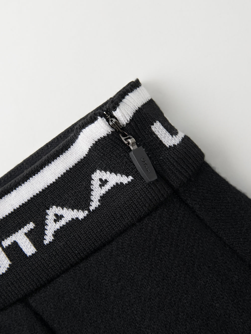 ユタ ロゴダストポケットプリーツスカート