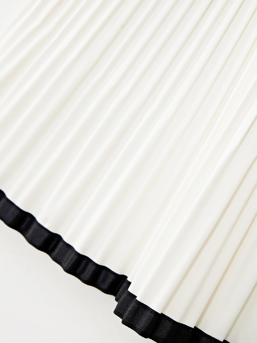 ユタ カーブリングプリーツスカート