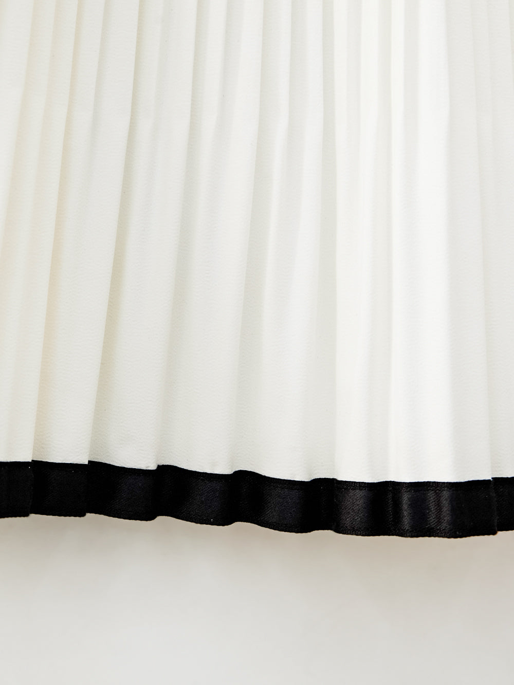 ユタ カーブリングプリーツスカート