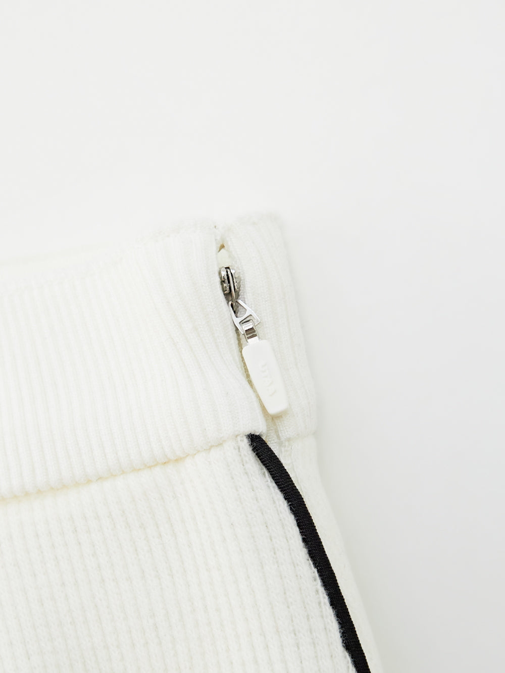 ユタ ゴルドシンボルストリングフレアスカート