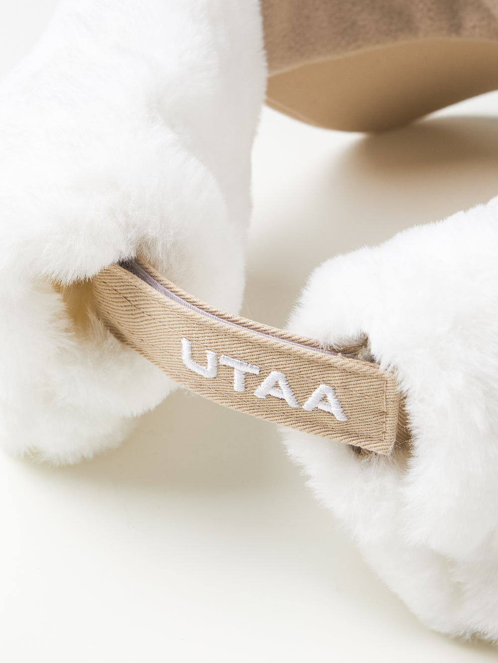 UTAA ウィンターボールドロゴファーバイザー ベージュ : Women's