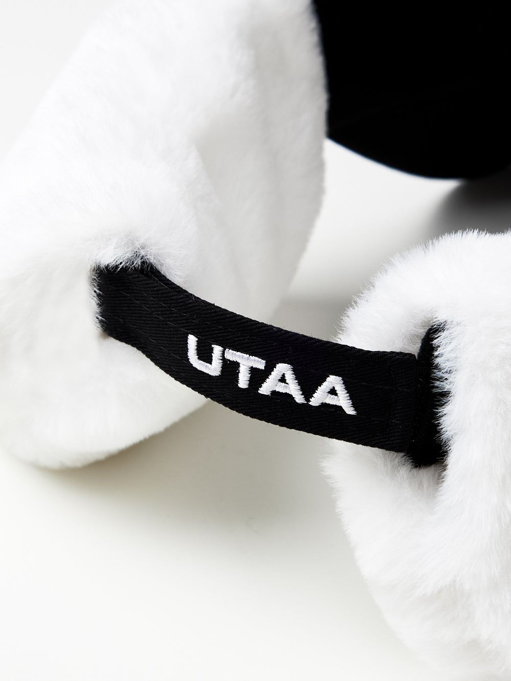 UTAA ウィンターボールドロゴファーバイザー ブラック : Women's