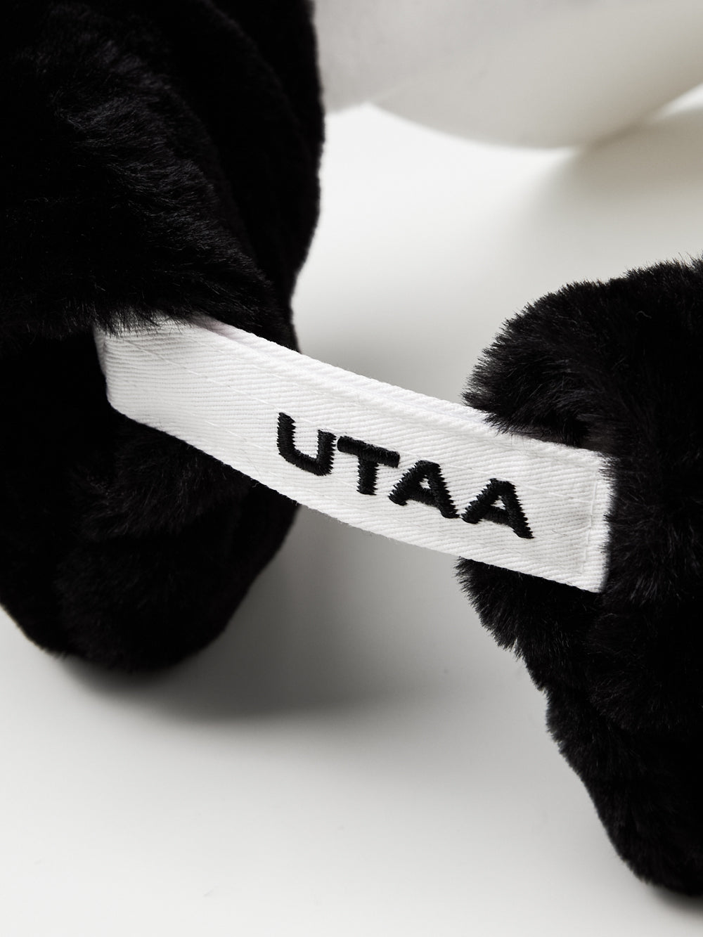 UTAA ウィンターボールドロゴファーバイザー ホワイト : Women's