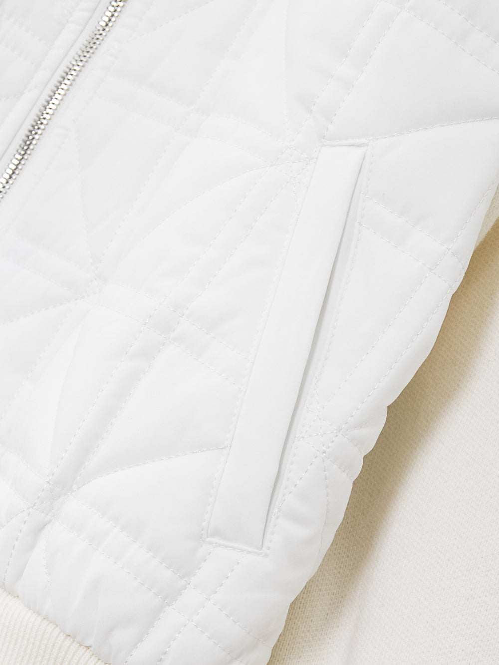 UTAA キルティングStitchニットミックスパディングジャンパー ホワイト : Women's