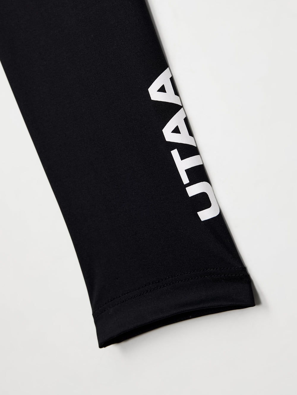 ユタ アークシンボル タートルネック スリーブ