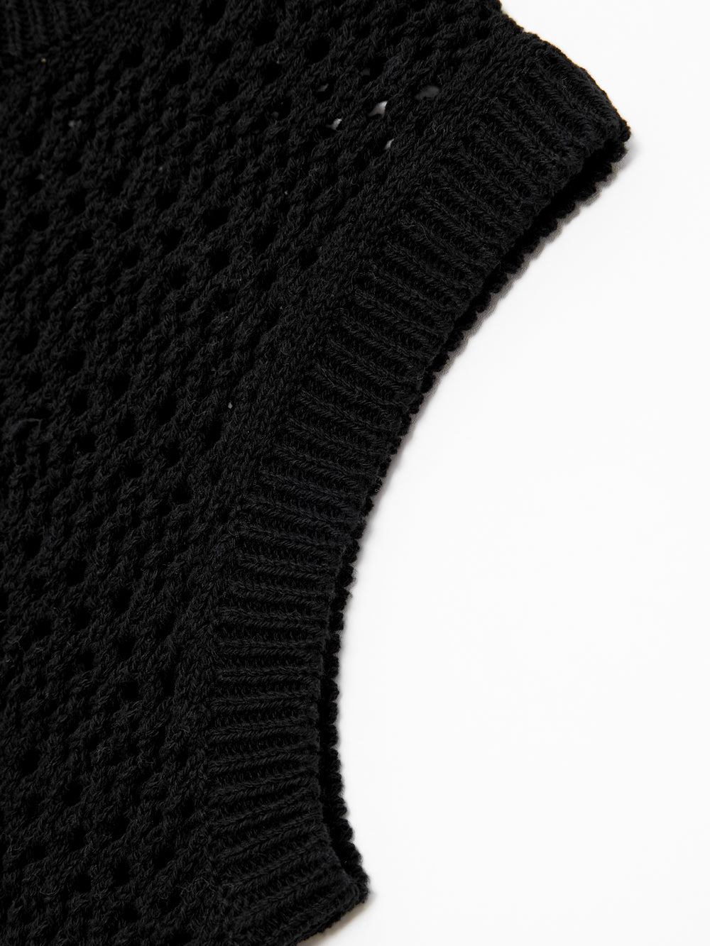 UTAA クロシェパンチングMotifスリーブレスニット ブラック : Women's