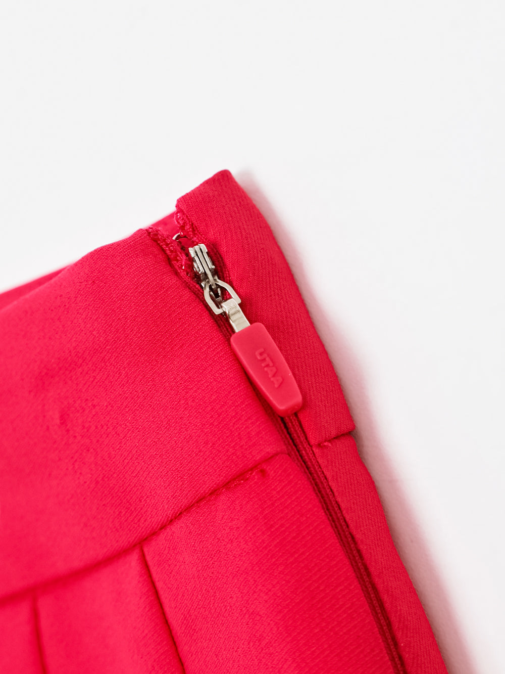 ユタ チェリッシュボールドロゴプリーツスカート