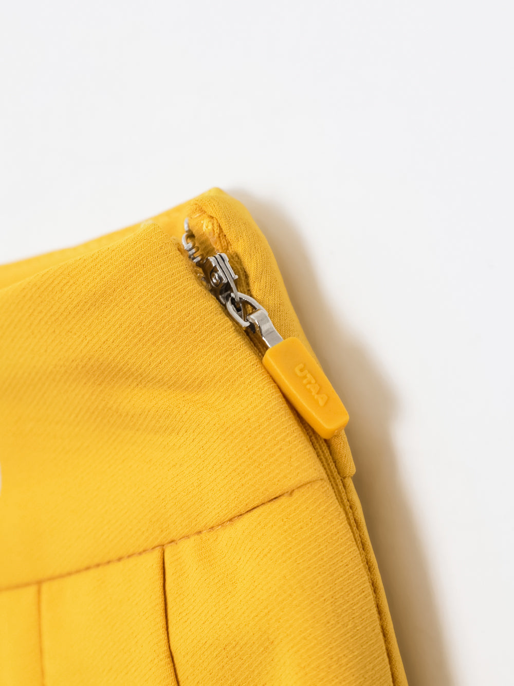 ユタ チェリッシュボールドロゴプリーツスカート