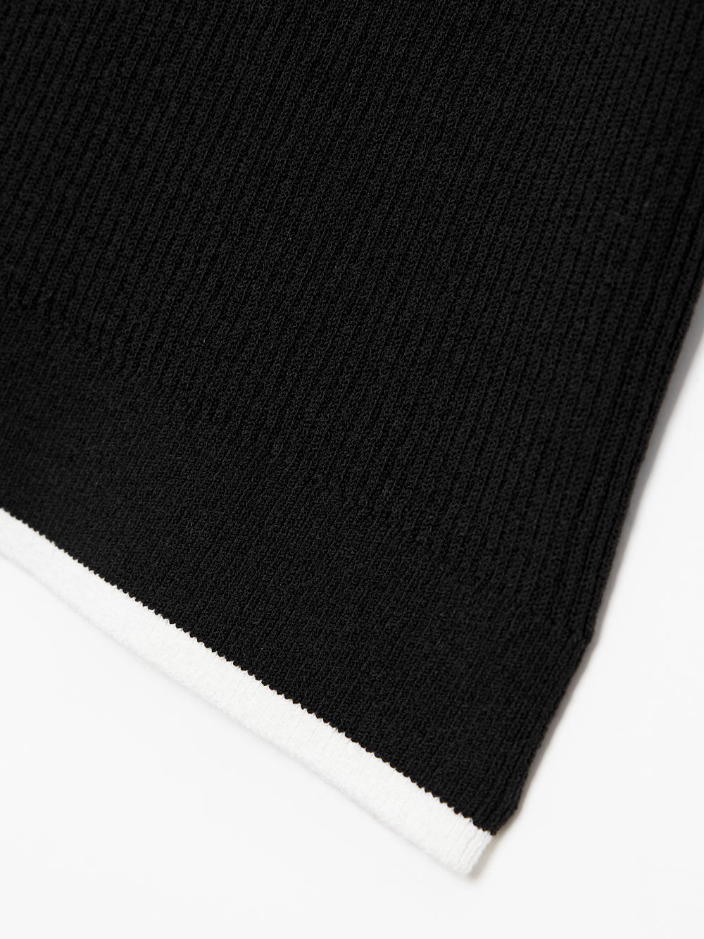 ラッフルレイヤーパンチングラインスリーブレスニット