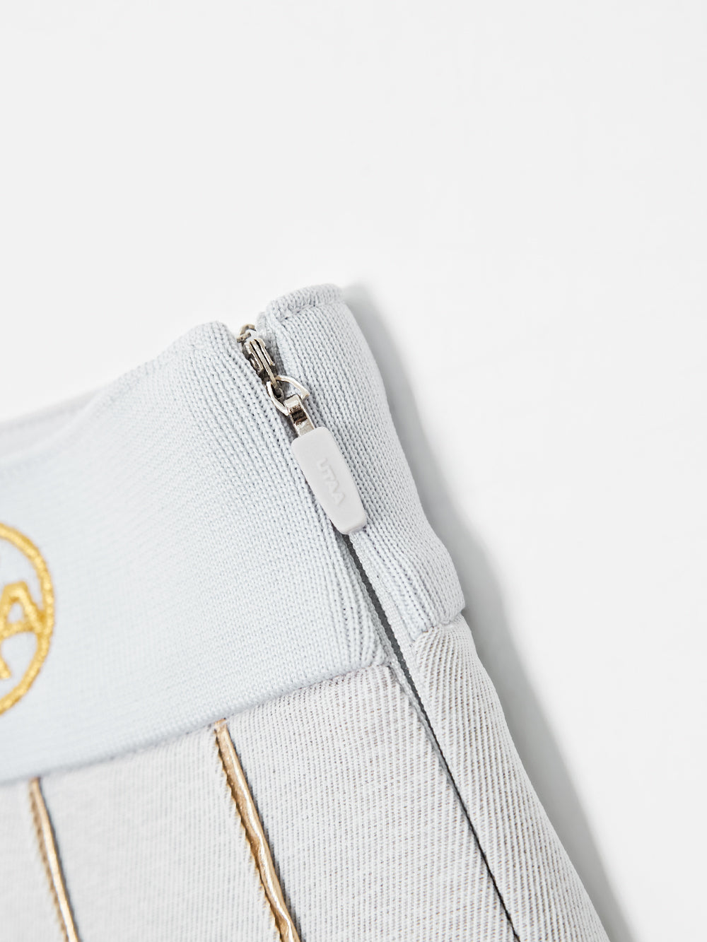 UTAA ギルトスローガンWashedデニムプリーツスカート : Women's
