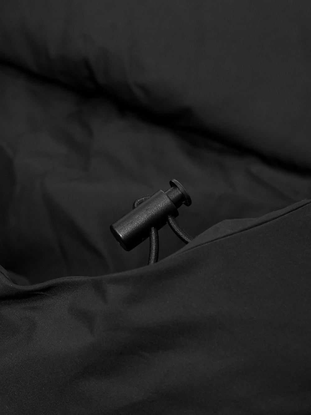UTAA ブロックロゴHoodハーフZip-upダウンベスト ブラック : Women's