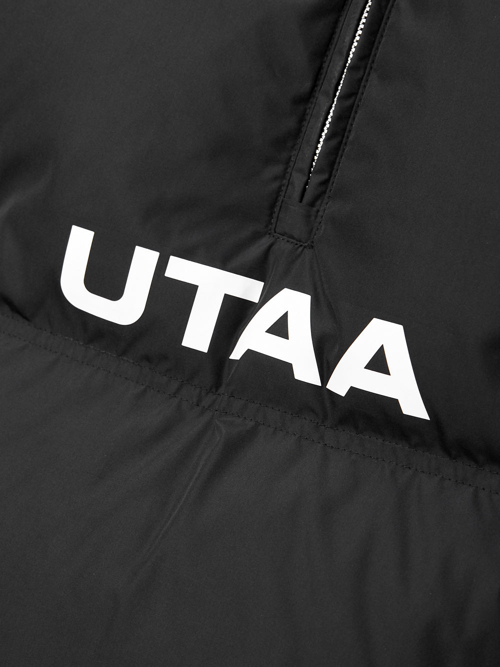 UTAA ブロックロゴHoodハーフZip-upダウンベスト ブラック : Women's