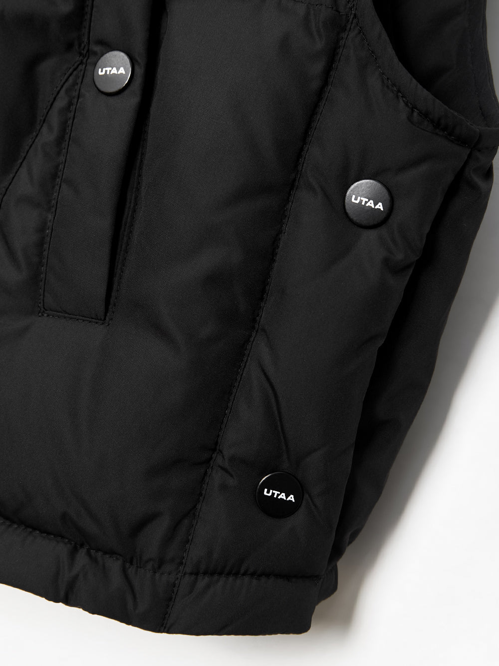 UTAA ブロックロゴHoodハーフZip-upダウンベスト ブラック : Women's