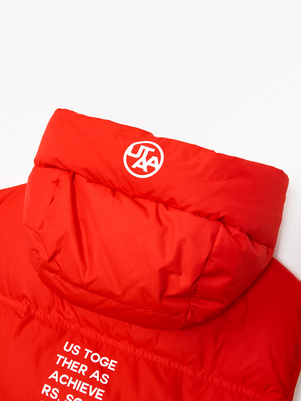 UTAA ブロックロゴHoodハーフZip-upダウンベスト レッド : Women's