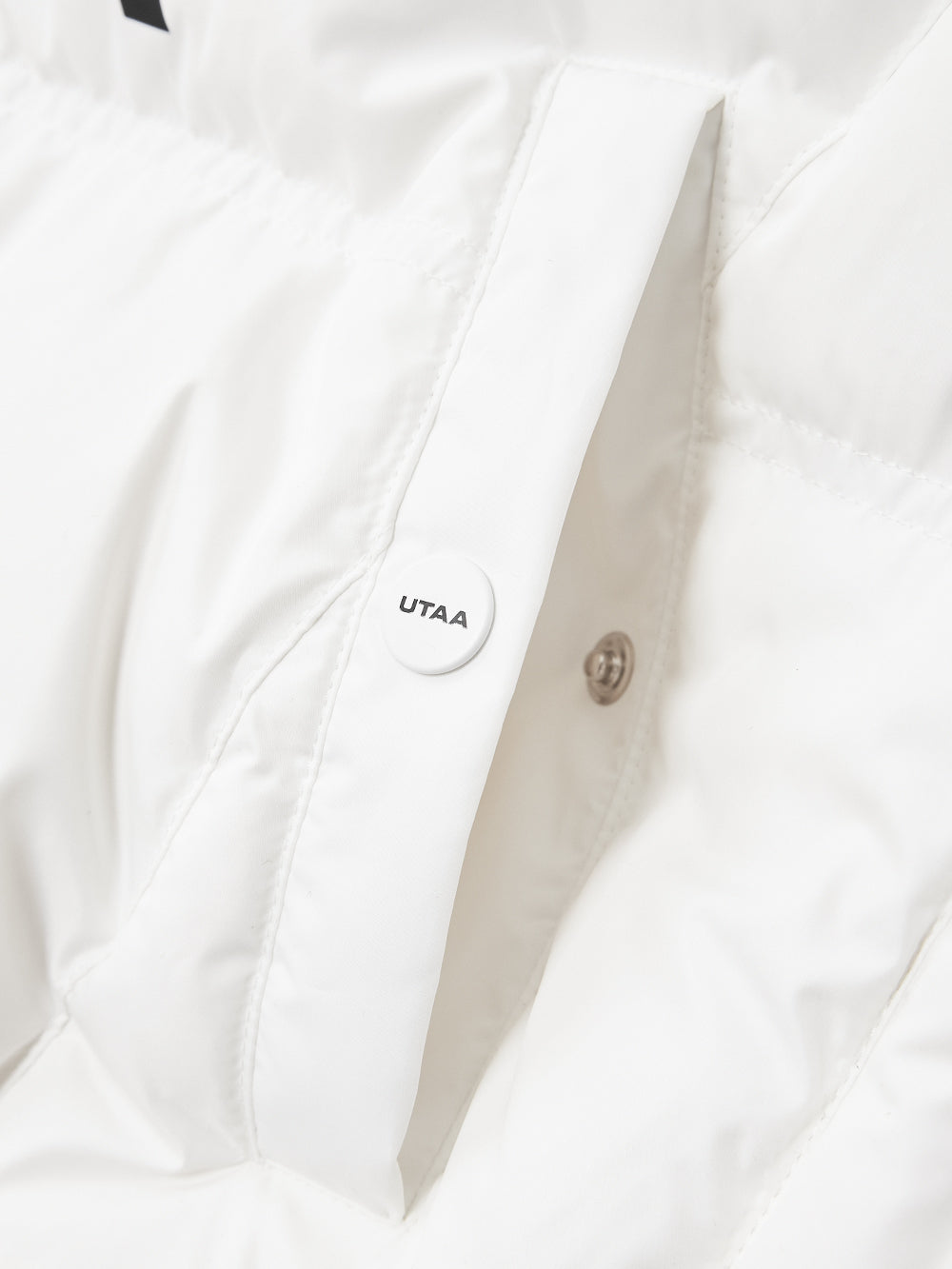 UTAA ブロックロゴHoodハーフZip-upダウンベスト ホワイト : Women's
