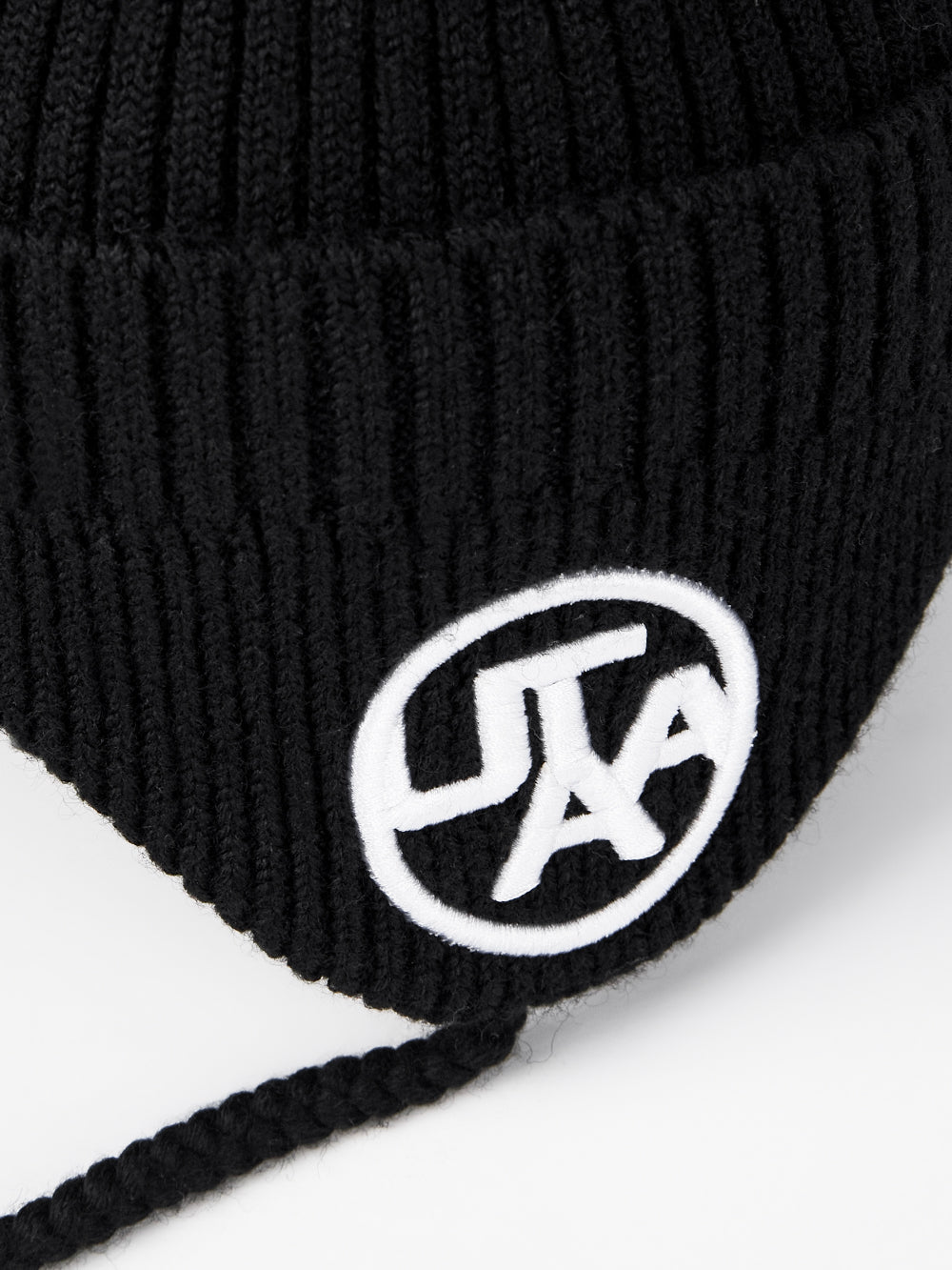 UTAA EmbelmEarflapニットビーニー ブラック : Women's