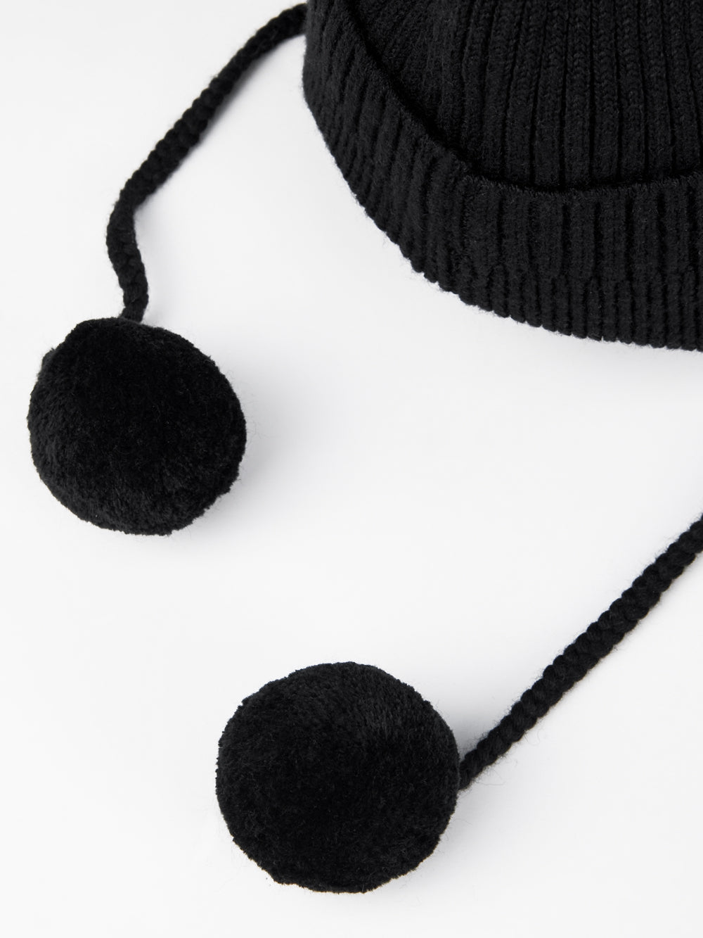 UTAA EmbelmEarflapニットビーニー ブラック : Women's