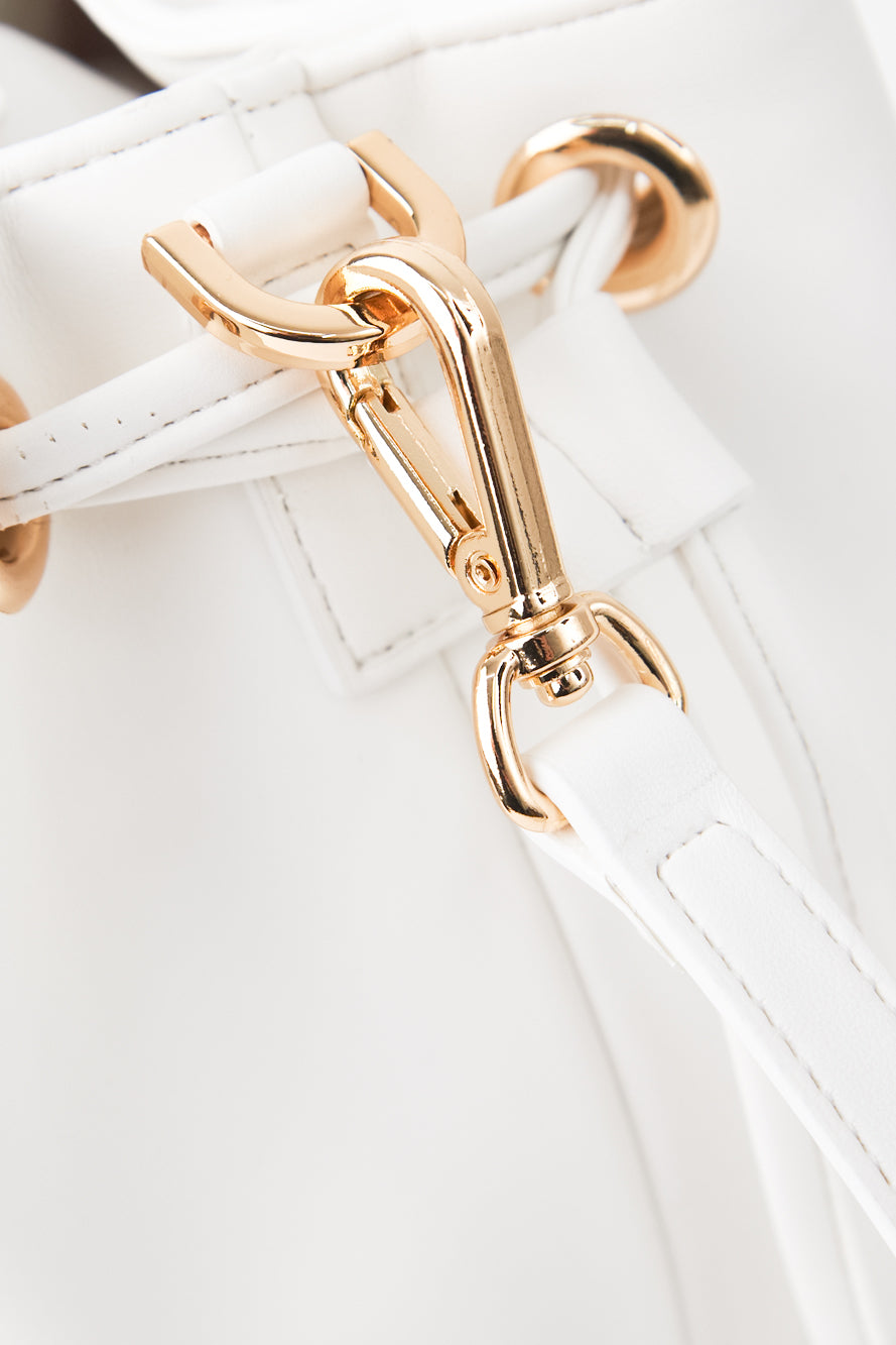 UTAA クレストゴールデンエンブレムバケットバッグ ホワイト : Women's