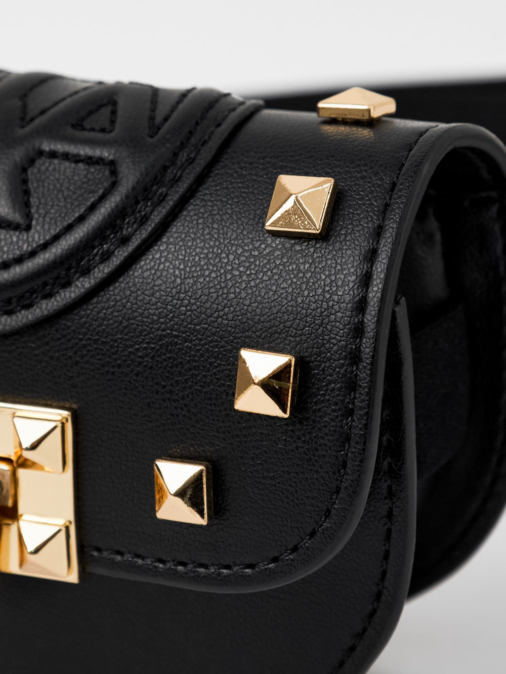 UTAA ゴールデンスタッドフラッシュベルトバッグ ブラック : Women's