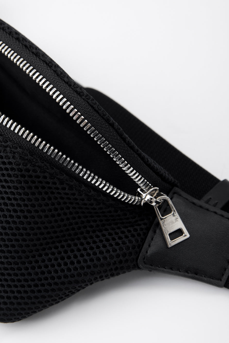 UTAA モノエンブレムメッシュベルトバッグ ブラック : Women's
