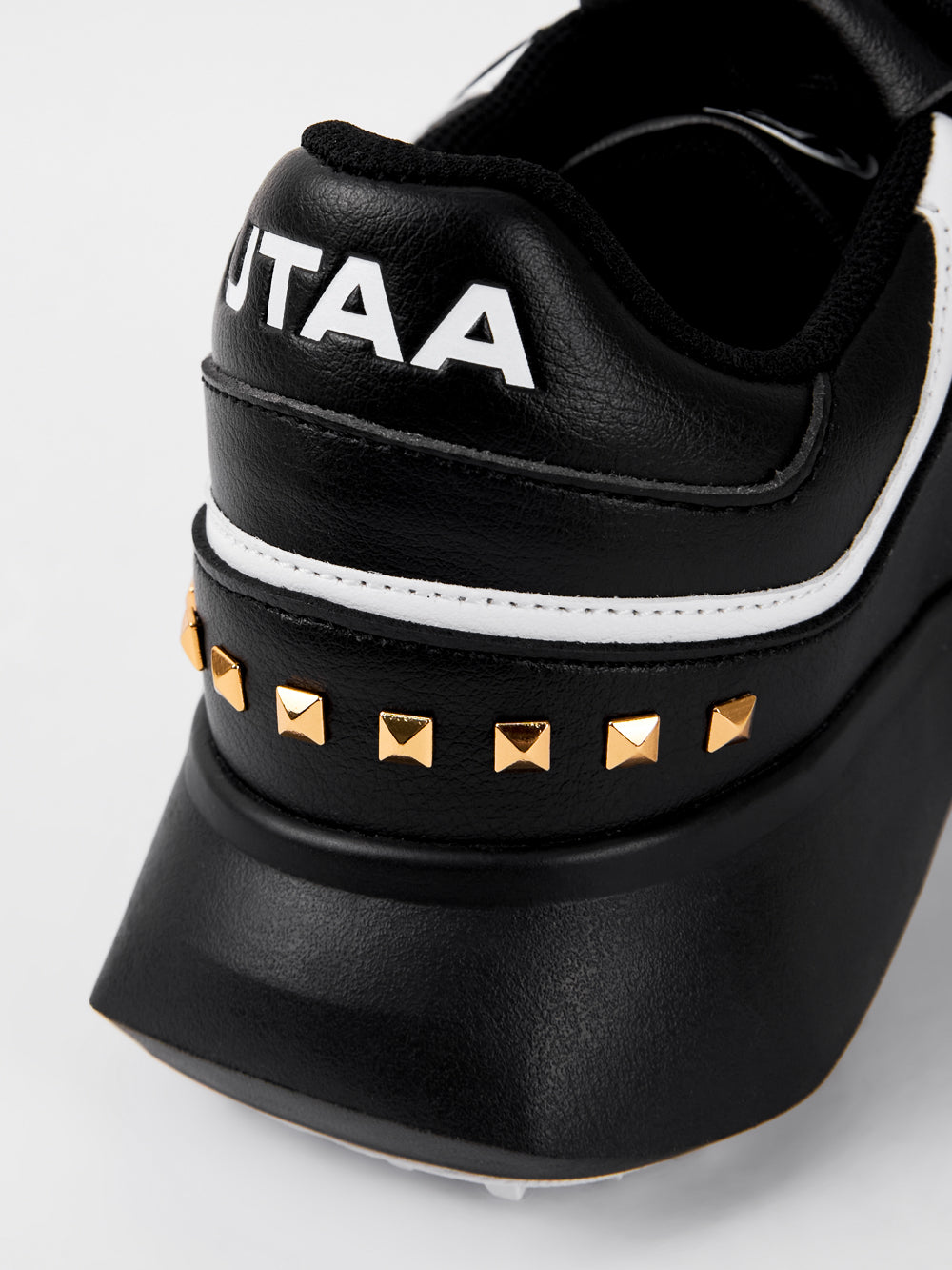 UTAA ゴールデンスタッドフラッシュダービーキルティスニーカー ブラック : Women's