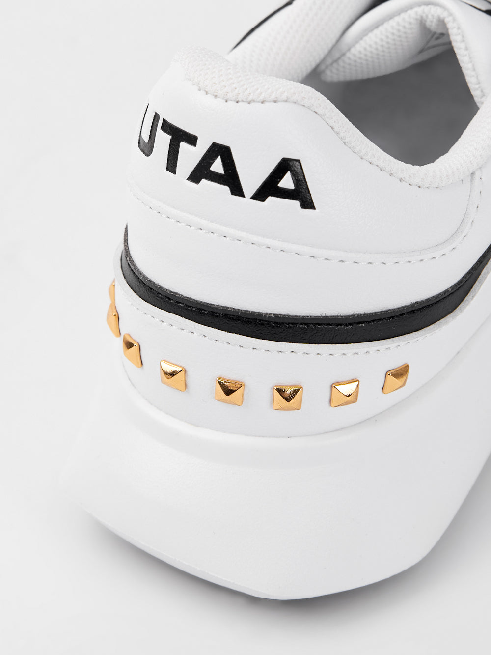 UTAA ゴールデンスタッドフラッシュダービーキルティスニーカー ホワイト : Women's