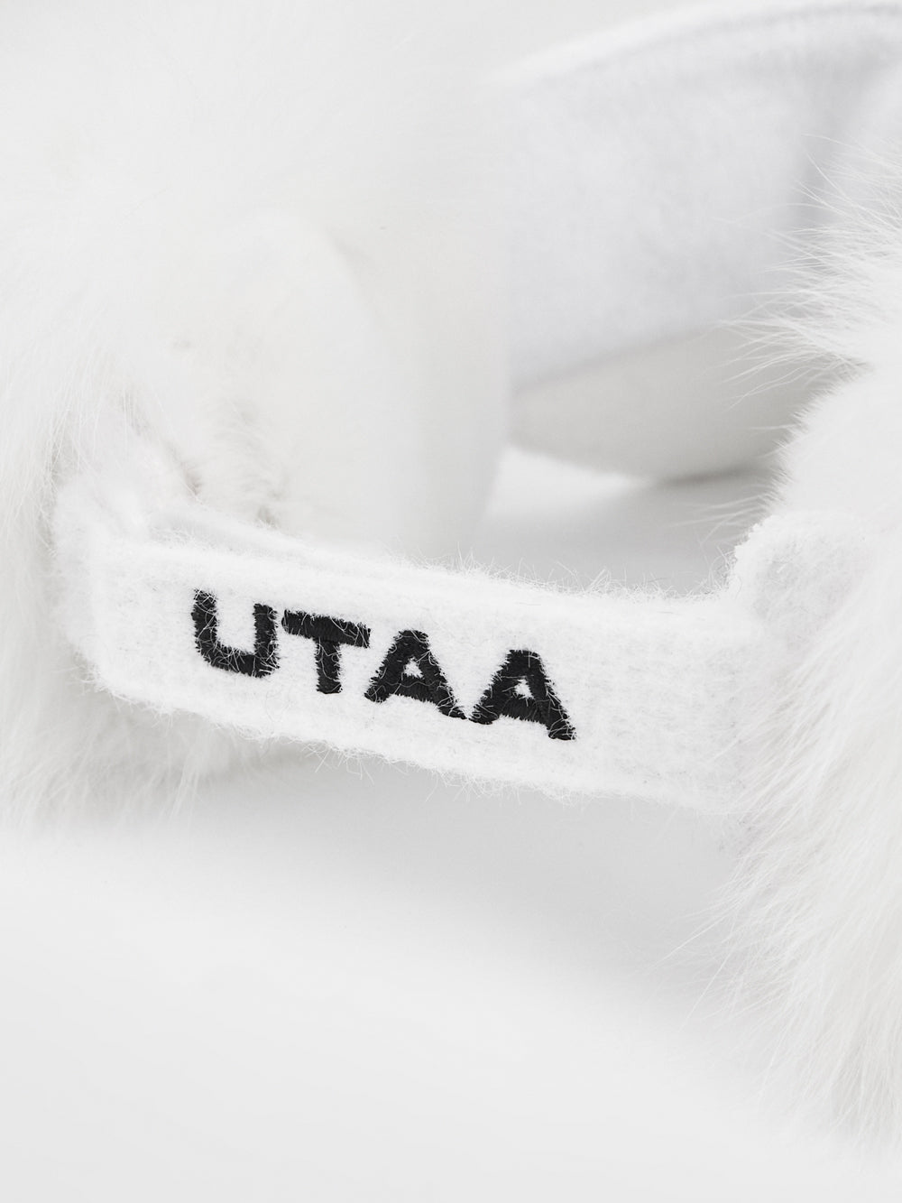 UTAA エンブレムFoxファーリボンバイザー ホワイト : Women's