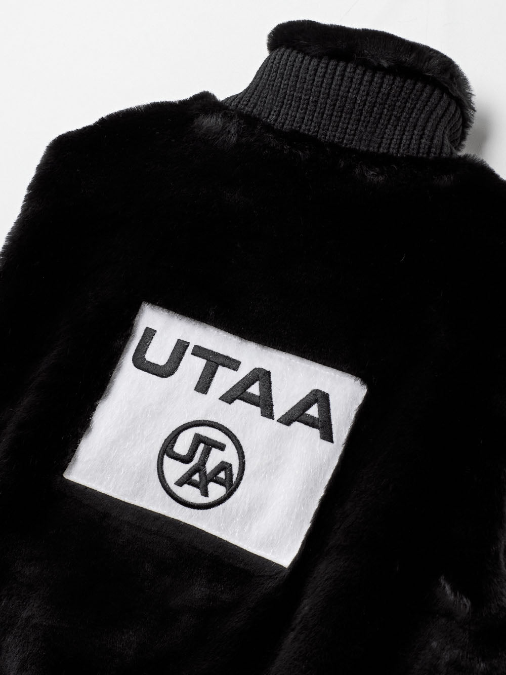 UTAA スクエアロゴファーハイネックベスト : Women's