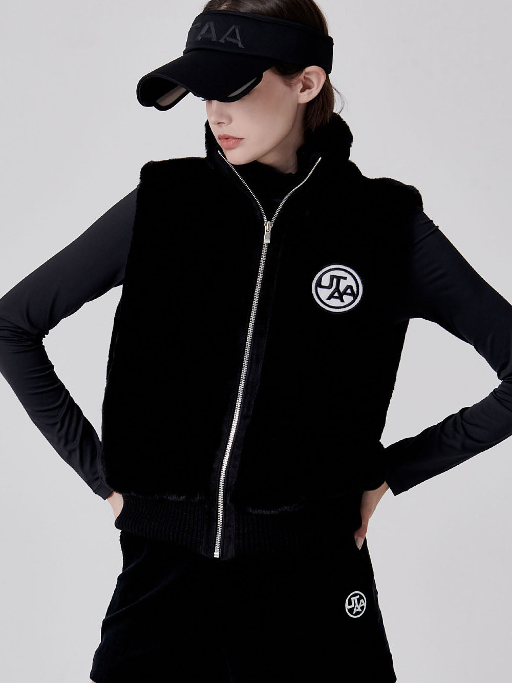 UTAA スクエアロゴファーハイネックベスト : Women's