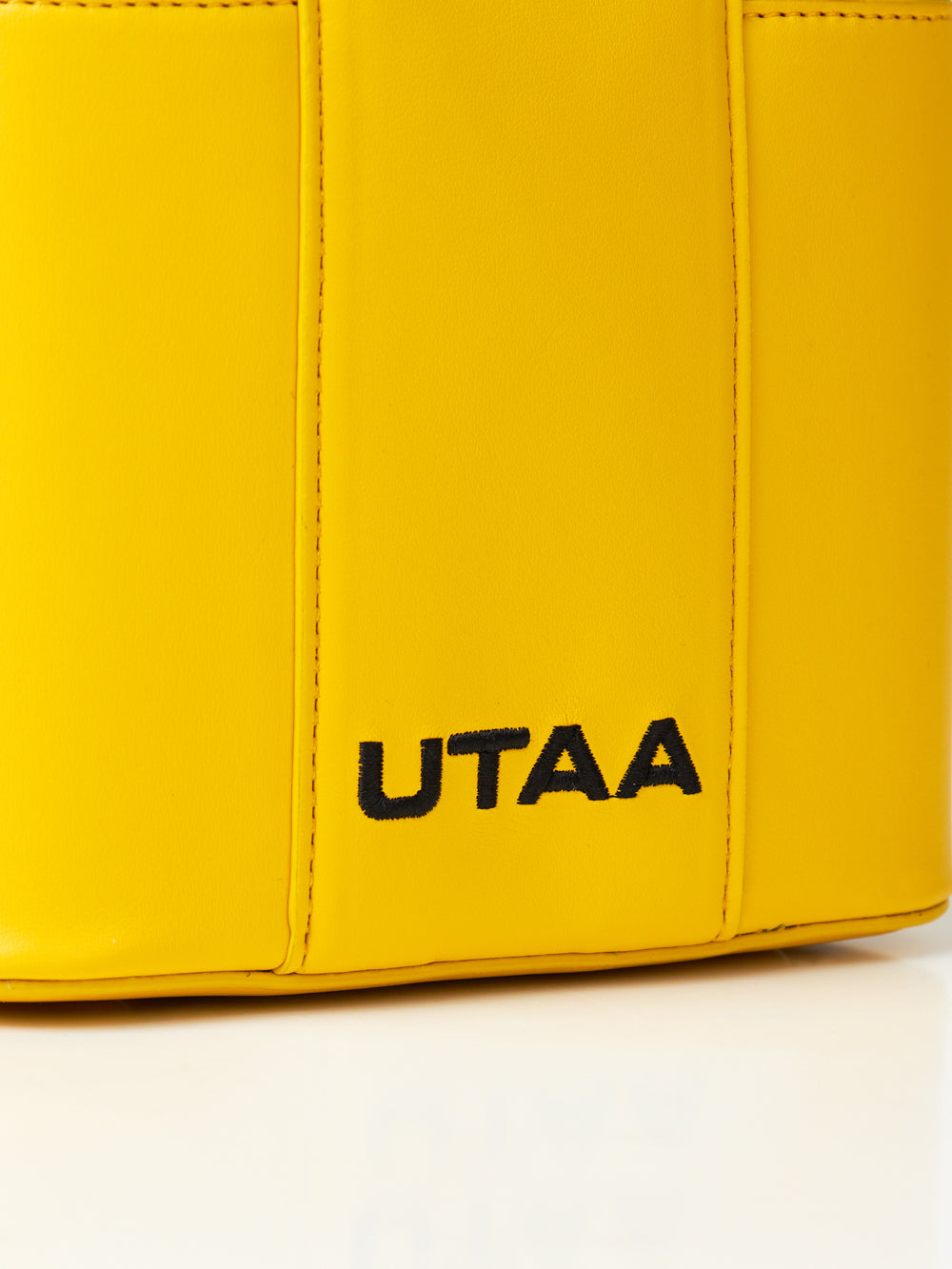 UTAA モルトカラーシェードエンボスミニトッドバッグ