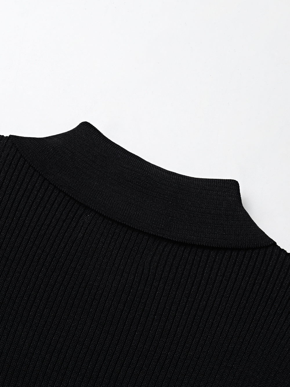 UTAA ドュカットゴールドシンボルニットスリーブネス ブラック : Women's